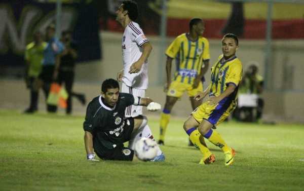 Fred esteve em noite apagada: dois gols incríveis desperdiçados (Foto: Kid Junior / Photocâmera)