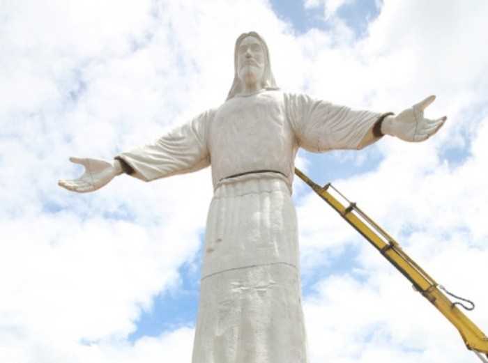 Prefeito fez a entrega da estátua que foi abençoada pelo padre Mota