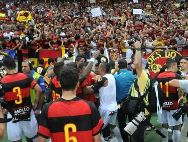 Jogadores do Sport comemoram o título com a torcida (Foto: Aldo Carneiro / Pernambuco Press)