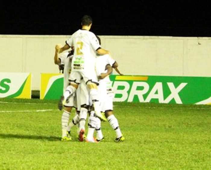 Nikão faz gol com um minuto de jogo no Estádio Verdinho (Foto: Josiel Martins)