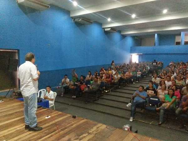 Prefeito Aderilo Alcântara faz explanações sobre o problema da droga (Foto: Iguatu Diario)