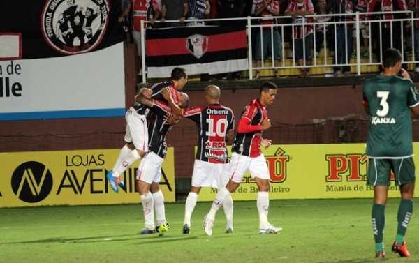 Edigar Junio recebe abraço de Jael, no segundo gol do Joinville sobre o Icasa (Foto: José Carlos Fornér/JEC)