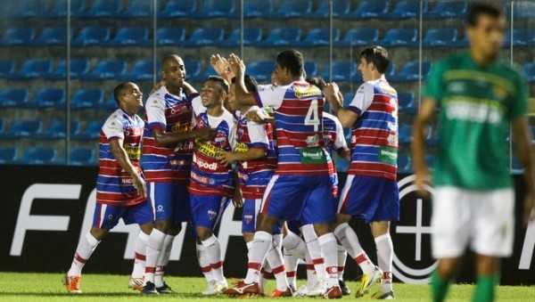 Fortaleza abriu 2 a 0 de vantagem e, mesmo levando gol aos 45 do segundo tempo, garantiu vitória e liderança (Foto: Tuno Vieira/Agência Diário)