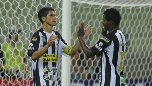 Magno Alves comemora gol com Nikão sobre o Parnahyba na Arena Castelão (Foto: Kid Júnior/Agência Diário)