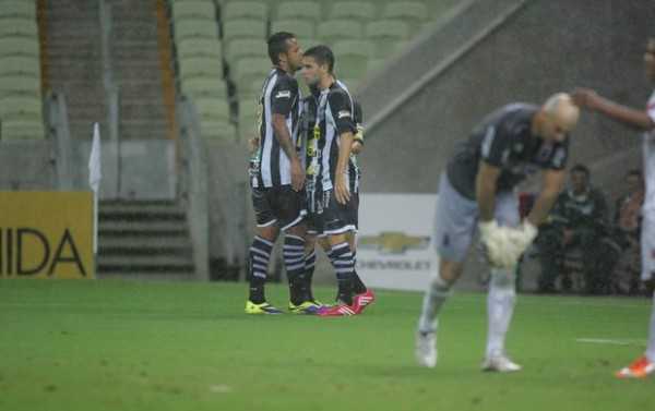 Ceará bateu o Paraná no jogo de despedida da Arena Castelão (Foto: Kid Júnior/Agência Diário)