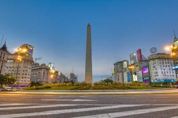 O obelisco é um dos principais cartões-postais de Buenos Aires