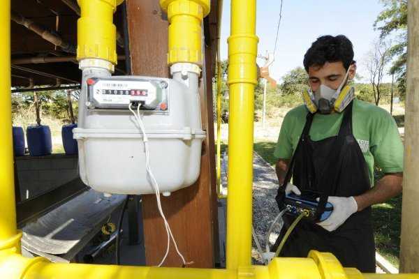 Aluno da UFMG envolvido no projeto faz a medição do biogás: a planta modelo gera 160 mil litros do combustível diariamente