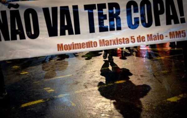 Faixa contra a Copa em protesto no Rio de Janeiro, em março passado: população decepcionada com promessas descumpridas