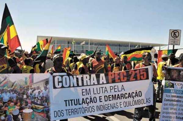 Em mais um dia de protestos na Esplanada, quilombolas ocuparam a Praça dos Três Poderes para cobrar agilidade do governo na demarcação de terras