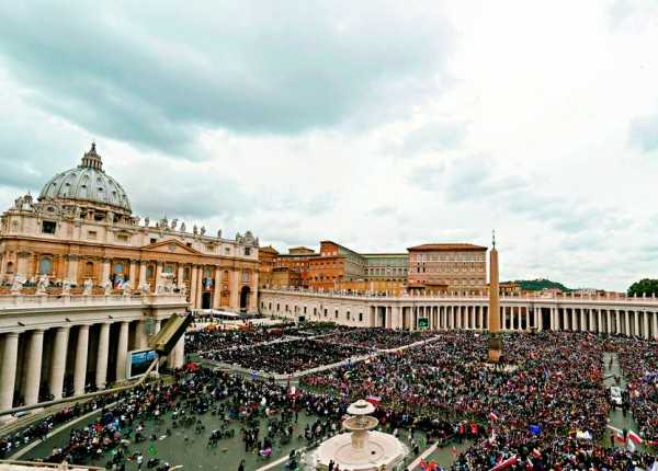 Os sacerdotes são afastados do cargo ou devolvidos ao estado laical pelo papa