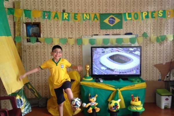 Pedro é apaixonado por futebol e colecionar tudo sobre a Copa (Foto: Arquivo Pessoal)