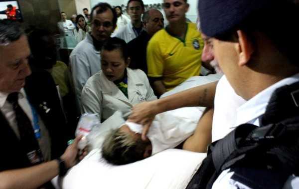 Neymar entrando no hospital: chegou chorando e teve confirmação de que ficará fora da Copa (Foto: Brigida Sullam)
