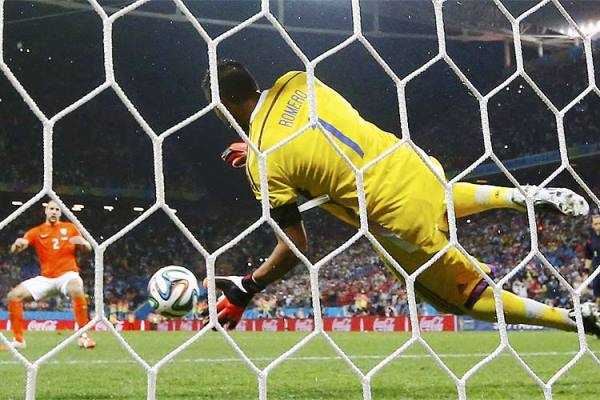 Romero pegou dois pênaltis e foi o homem decisivo na classificação argentina à final da Copa do Mundo