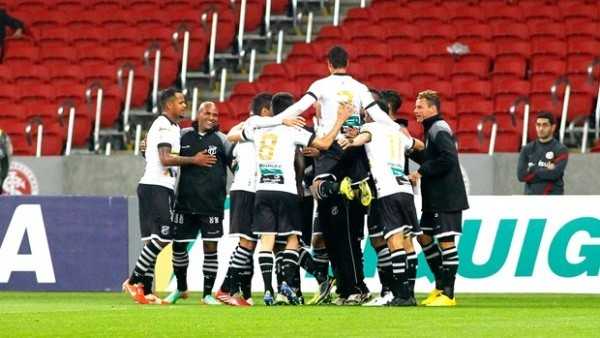Nikão comemora com companheiros o primeiro gol do Ceará (Foto: Eduardo Quadros / Agência estado)