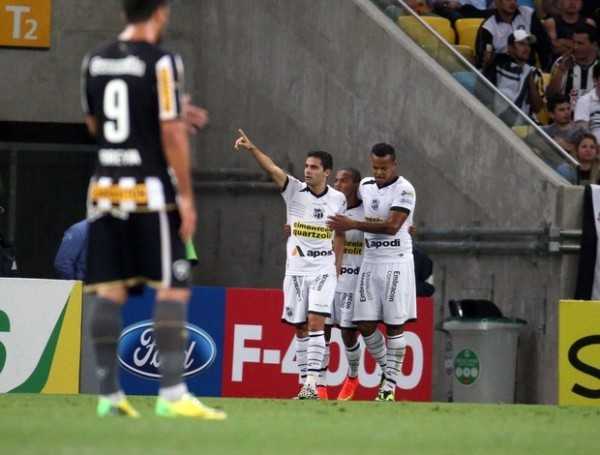 Eduardo e Bill fizeram os gols da vitória que deixa o Ceará em vantagem nas oitavas (Foto: André Durão)