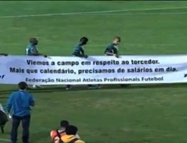 Contra Paraná, jogadores entram em campo com faixa de protesto (Foto: Reprodução/Premiere FC)