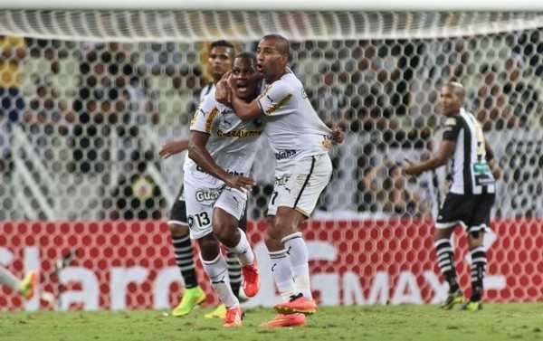 André Bahia, com Sheik, comemora o gol que classificou o Botafogo (Foto: Jarbas Oliveira / Ag. Estado)