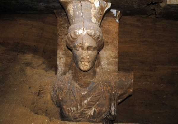 Tumba foi descoberta no antigo sítio de Anfípolis (Foto: Culture Ministry/AP)