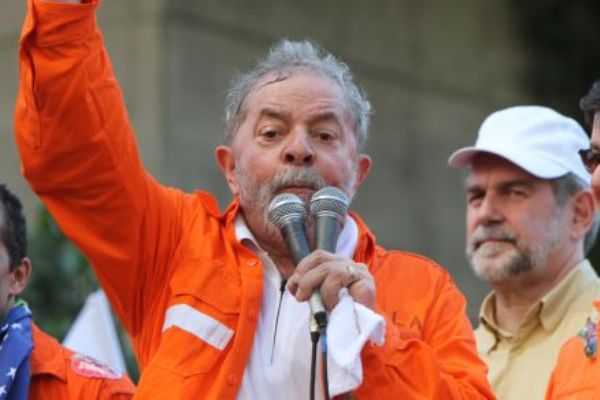 Durante ato em frente à Petrobras, Lula atacou programa de Marina