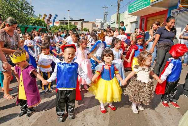 Desfile com crianças (Foto: Diario Centro Sul)