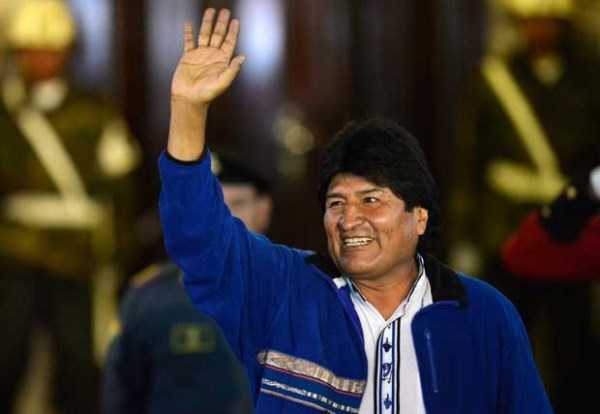 Evo Morales saúda simpatizantes que se reuniram na Plaza Murillo, após sua chegada ao Palácio Presidencial, em La Paz. (Foto: Cris Bouroncle / AFP Photo)