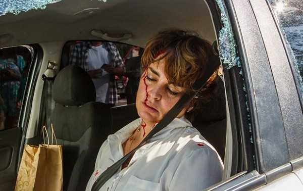 Beatriz fica gravemente ferida após acidente (Foto: Artur Meninea/TV Globo)