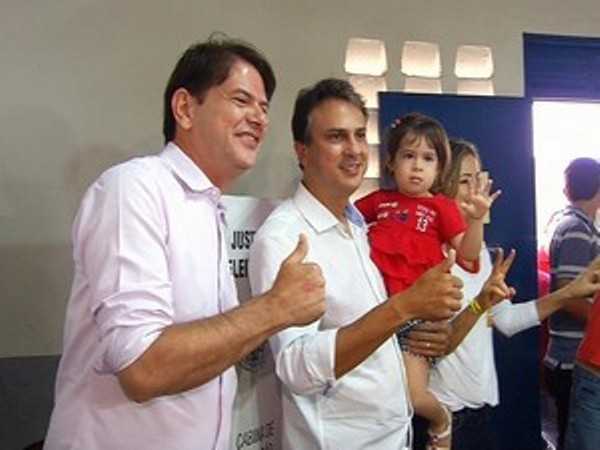 Camilo vota ao lado de Cid Gomes e familiares (Foto: TV Verdes Mares Cariri/Reprodução)