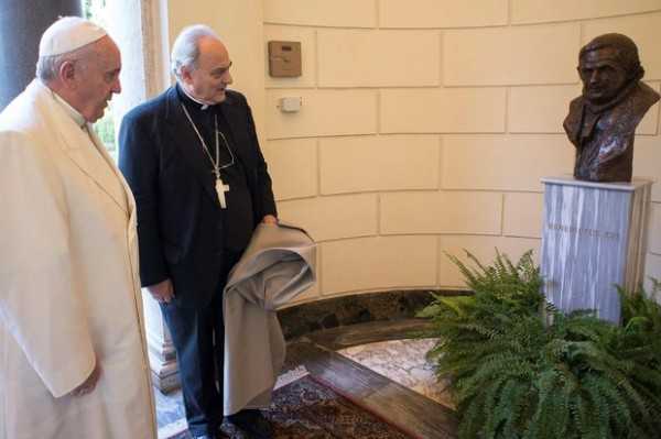 Papa Francisco fez declarações sobre a ciência durante inauguração de busto em homenagem ao Papa Emérito Bento XVI (Foto: Osservatore Romano/Reuters)