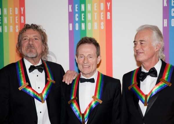Músicos Robert Plant, John Paul Jones e Jimmy Page, do Led Zeppelin, após serem homenageados no Centro Kennedy, nos EUA (Foto: Drew Angerer/AFP)