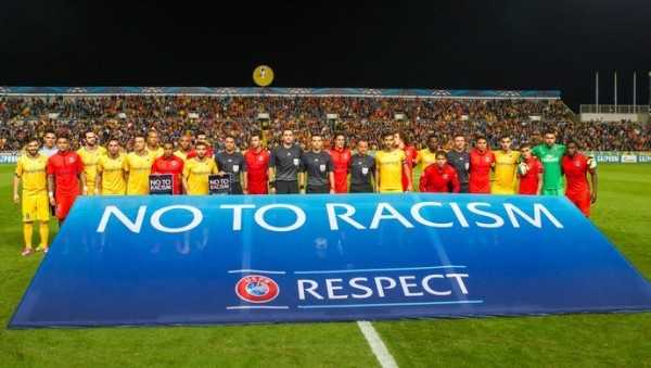 Equipes do mundo inteiro aderem a campanhas contra o racismo. Na foto, Apoel x PSG (Foto: AFP)