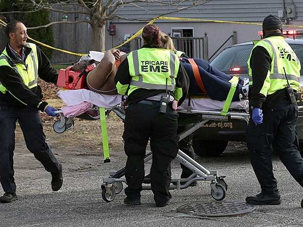 Rapper recebe atendimento após ser baleado em Plesantville nesta sexta-feira (5) nos Estados Unidos. (Foto: Michael Ein/The Press of Atlantic City/AP Photo)