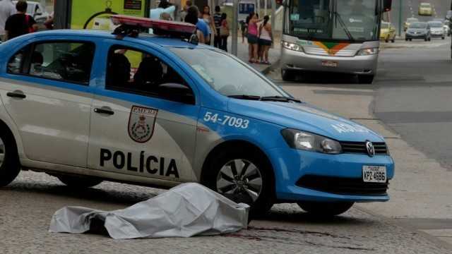 Homem foi morto após ser atingido por roda de ônibus Foto: Fabiano Rocha / Extra
