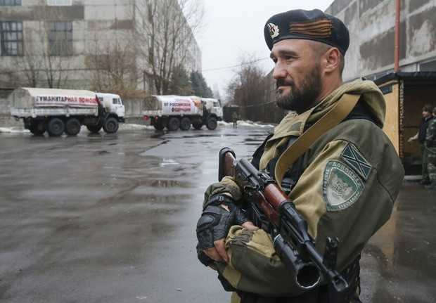 Pró-russo patrulha rua da cidade de Makiivka, na região de Donetsk, nesta sexta-feira (12) (Foto: Reuters/Maxim Shemetov)