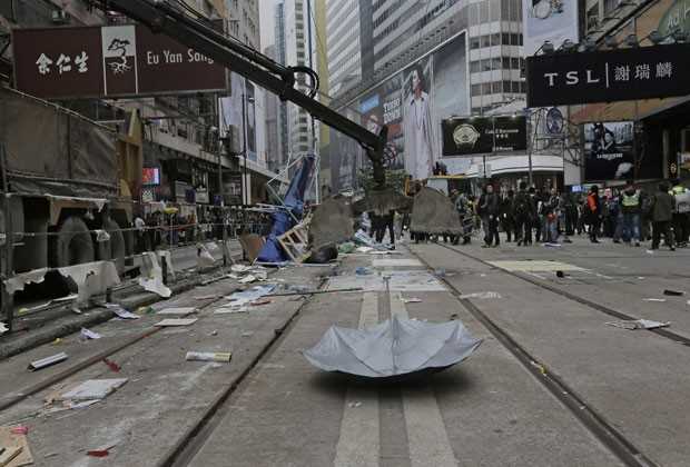 Sujeira é vista após a retirada de manifestantes do centro de Hong Kong nesta segunda-feira (15) (Foto: Vincent Yu/AP)