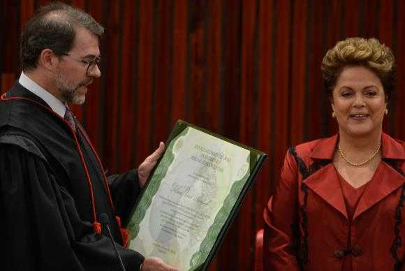 A presidenta Dilma Rousseff recebe diploma do presidente do TSE, Dias Toffoli Valter Campanato/Agência Brasil