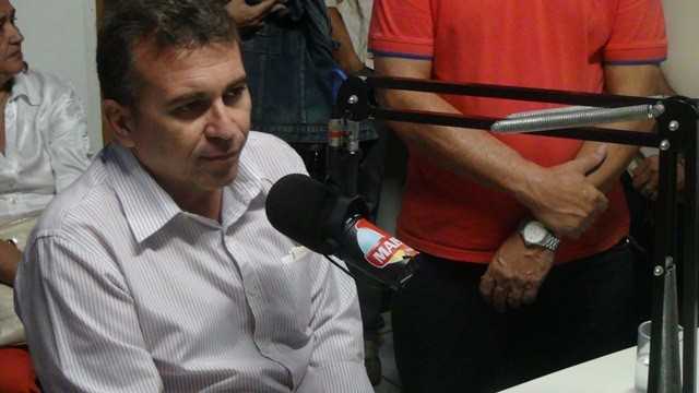 O prefeito esteve na emissora ao lado de seus assessores e secretariado (Foto Thiedo Henrique/Mais FM)