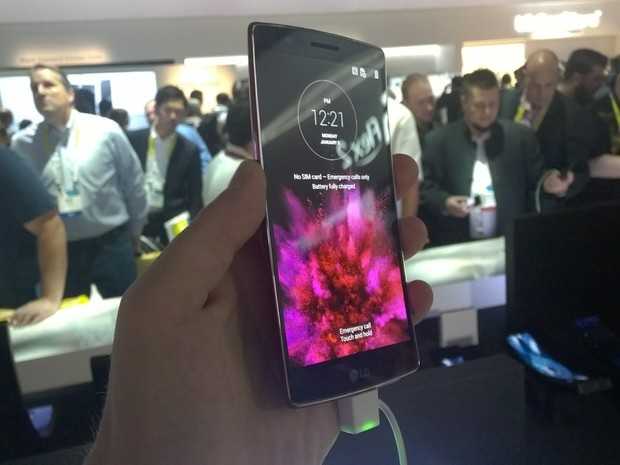 LG revelou na CES 2015 o G Flex 2, nova versão do seu smartphone de tela curva (Foto: Gustavo Petró/G1)