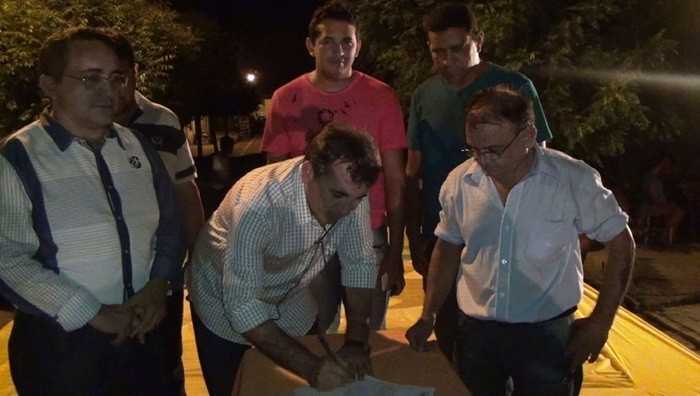 Momento da assinatura do documento (Foto: Thiedo Henrique/Mais FM)