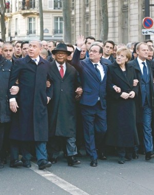 Quarenta líderes mundiais, entre eles o presidente francês, François Hollande, a chanceler alemã, Angela Merkel, e o primeiro-ministro de Israel, Benjamin Netanyahu, marcharam de braços dados à frente da multidão FOTO: REUTERS