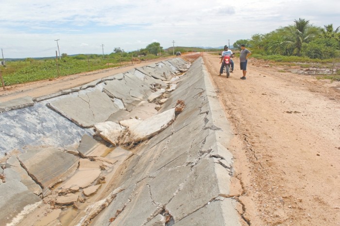 A chuva que banhou o município na quinta-feira, em torno de 20mm, foi suficiente para destruir cerca de dois quilômetros do canal em obra FOTO: HONÓRIO BARBOSA