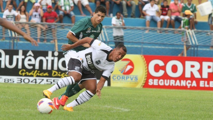 Jogo foi disputado no Romeirão, Ceará sai na frenta, mas cede empate (Foto: Normando Sóracles/Agência Miséria)