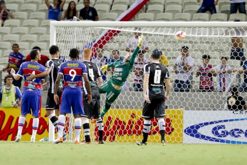Maranhão chuta e supera o goleiro Luiz Carlos no clássico contra o Ceará: resultado serviu de aprendizado para as duas equipes