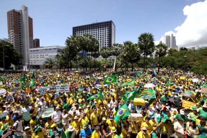 Em Fortaleza, manifestantes ocuparam a Praça Portugal durante protesto contra a presidente Dilma Rousseff (PT)
