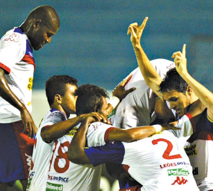 Jogadores do Tricolor celebram o gol do zagueiro Adalberto FOTOS: NORMANDO SORu00c1CLES/AGu00caNCIA MISu00c9RIA