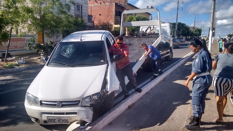 Momento em que o veículo era rebocado (Foto: Thiedo Henrique/Mais FM)