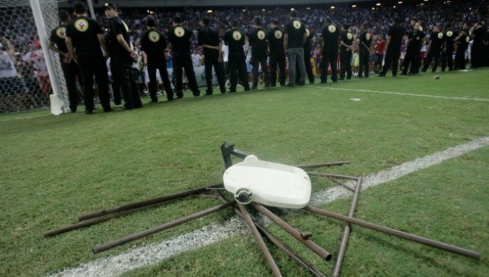 Conflito gerou depredação na Arena Castelão. Cadeiras foram quebradas e arremessadas no gramado (Foto: Bruno Gomes/Agência Diário)