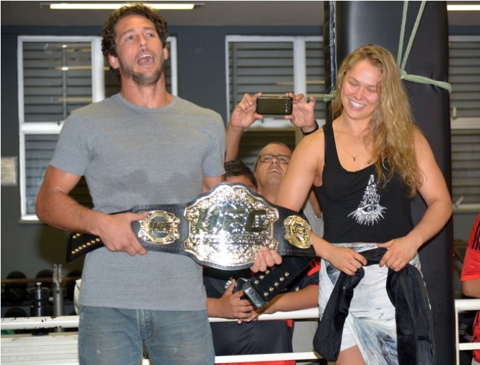 Ronda Rousey entregando o cinturão do UFC para Flávio Canto no Instituto Reação (Foto: André Durão)