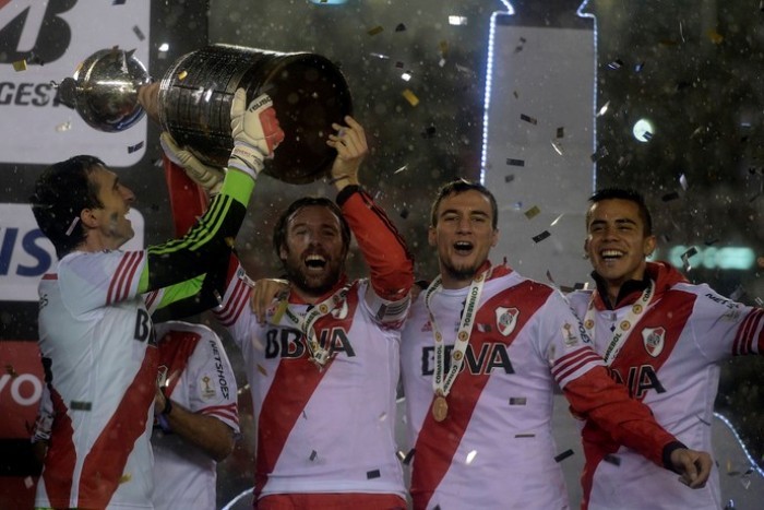 Cavenaghi levanta a taça de campeão da Libertadores (Foto: JUAN MABROMATA / AFP)