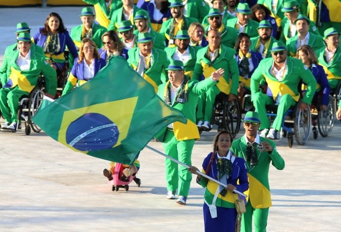 Terezinha Guilhermina conduz a bandeira do Brasil na cerimônia de abertura (Foto: Fernando Maia)