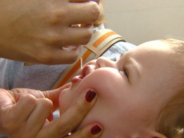 Criança é vacinada em Campinas-SP; Campanha Nacional de Vacinação contra Poliomielite começa neste sábado (15) (Foto: Reprodução EPTV)